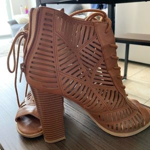 Super cute pumps. Size 8